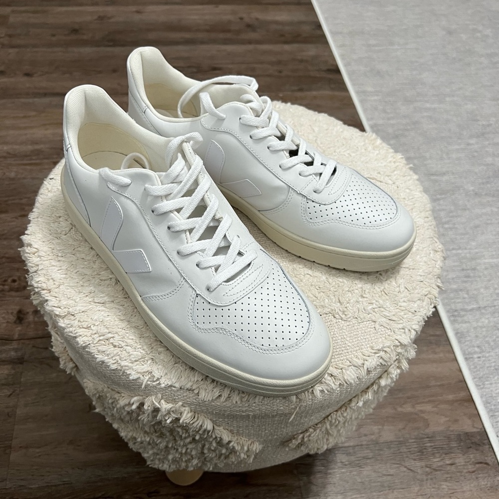 Veja-Men’s V-10 Leather Low Top Sneakers